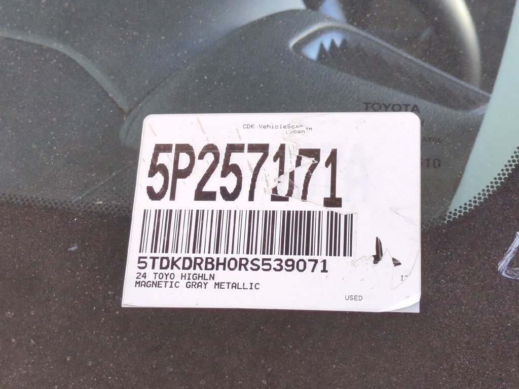 Used 2024 Toyota Highlander XLE AWD/4WD image 32