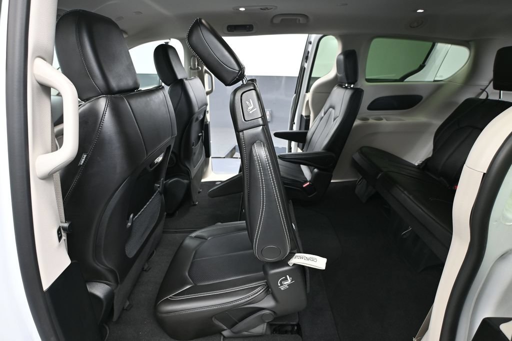 Used 2024 Chrysler Pacifica Touring-L FWD image 29