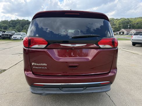 Used 2020 Chrysler Pacifica Touring-L FWD image 9
