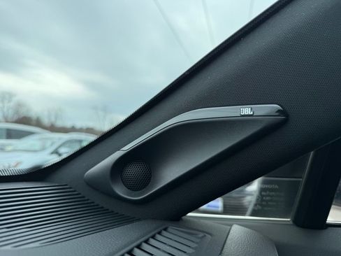 Used 2023 Toyota Venza Limited image 12