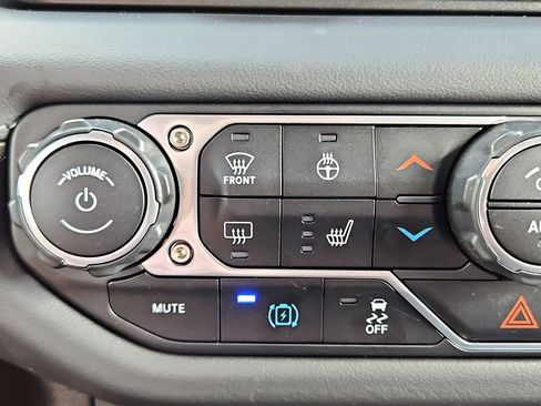 Used 2025 Jeep Wrangler Unlimited Sahara AWD/4WD image 19