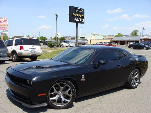Used 2017 Dodge Challenger R/T w/ Driver Convenience Group RWD image 3