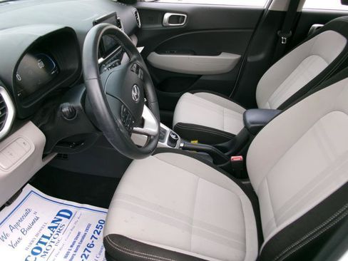 Used 2025 Hyundai Venue SEL FWD image 14