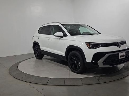 New 2026 Volkswagen Taos SE FWD image 7