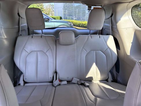 Used 2017 Chrysler Pacifica Touring-L image 18