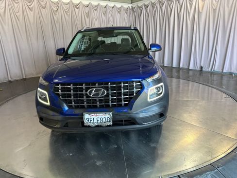 Used 2023 Hyundai Venue Limited FWD image 2