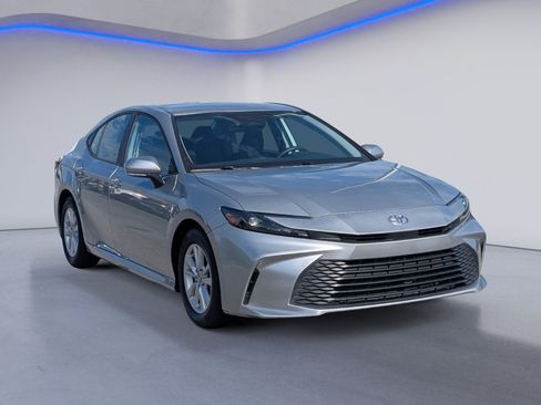 Used 2025 Toyota Camry LE FWD image 5