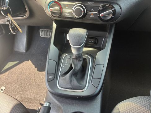 Used 2025 Kia Soul LX w/ LX Technology Package FWD image 39