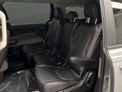 Used 2025 Kia Carnival EX FWD image 23
