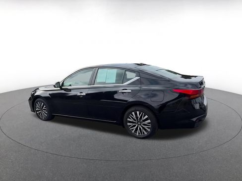 Used 2025 Nissan Altima 2.5 SV FWD image 10