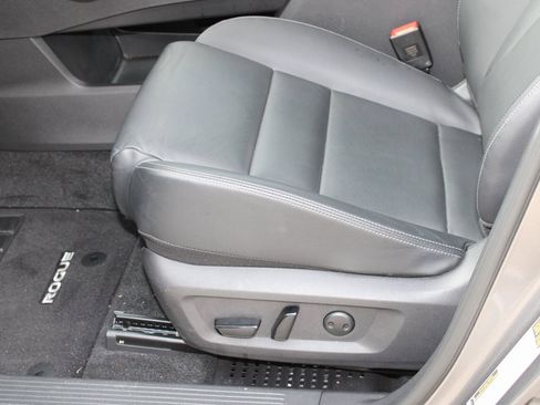 Used 2025 Nissan Rogue SL w/ SL Premium Package image 15