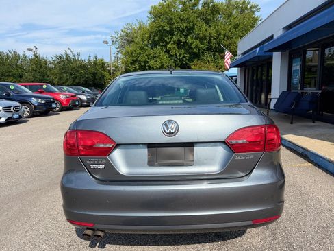 Used 2012 Volkswagen Jetta SE FWD image 2