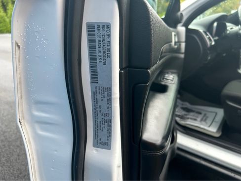 Used 2021 Jeep Grand Cherokee Laredo image 31