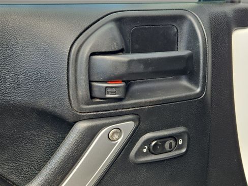 Used 2017 Jeep Wrangler Unlimited Sahara w/ Connectivity Group image 11