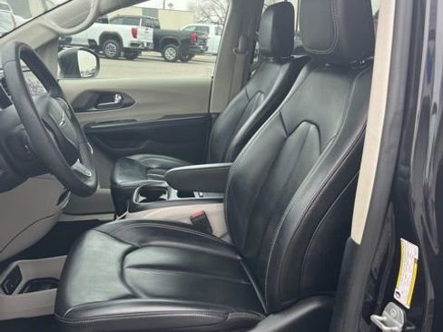 Used 2023 Chrysler Pacifica Touring-L FWD image 26