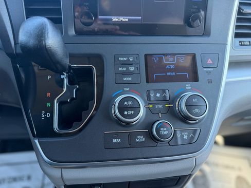 Used 2016 Toyota Sienna LE image 39