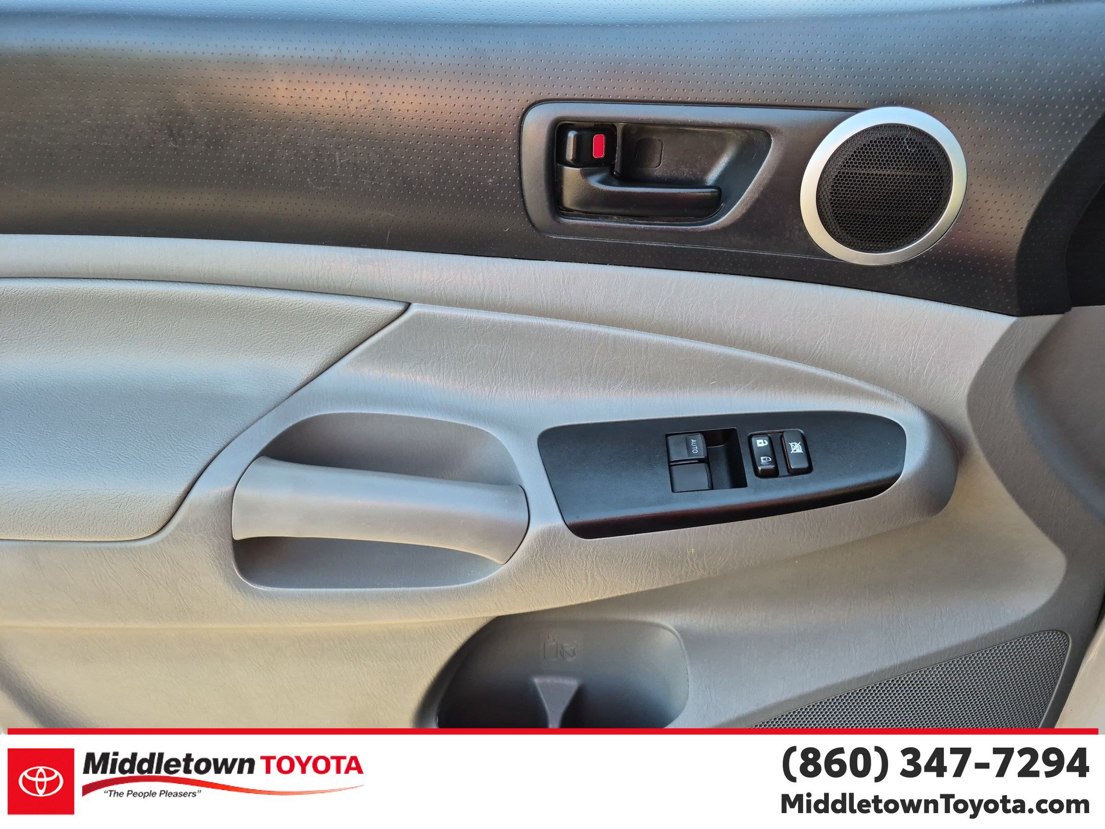 Used 2015 Toyota Tacoma 4x4 Access Cab V6 w/ TRD Sport Package image 10
