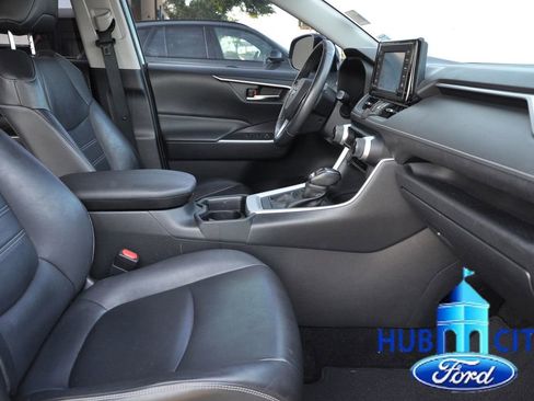 Used 2019 Toyota RAV4 XLE Premium FWD image 16