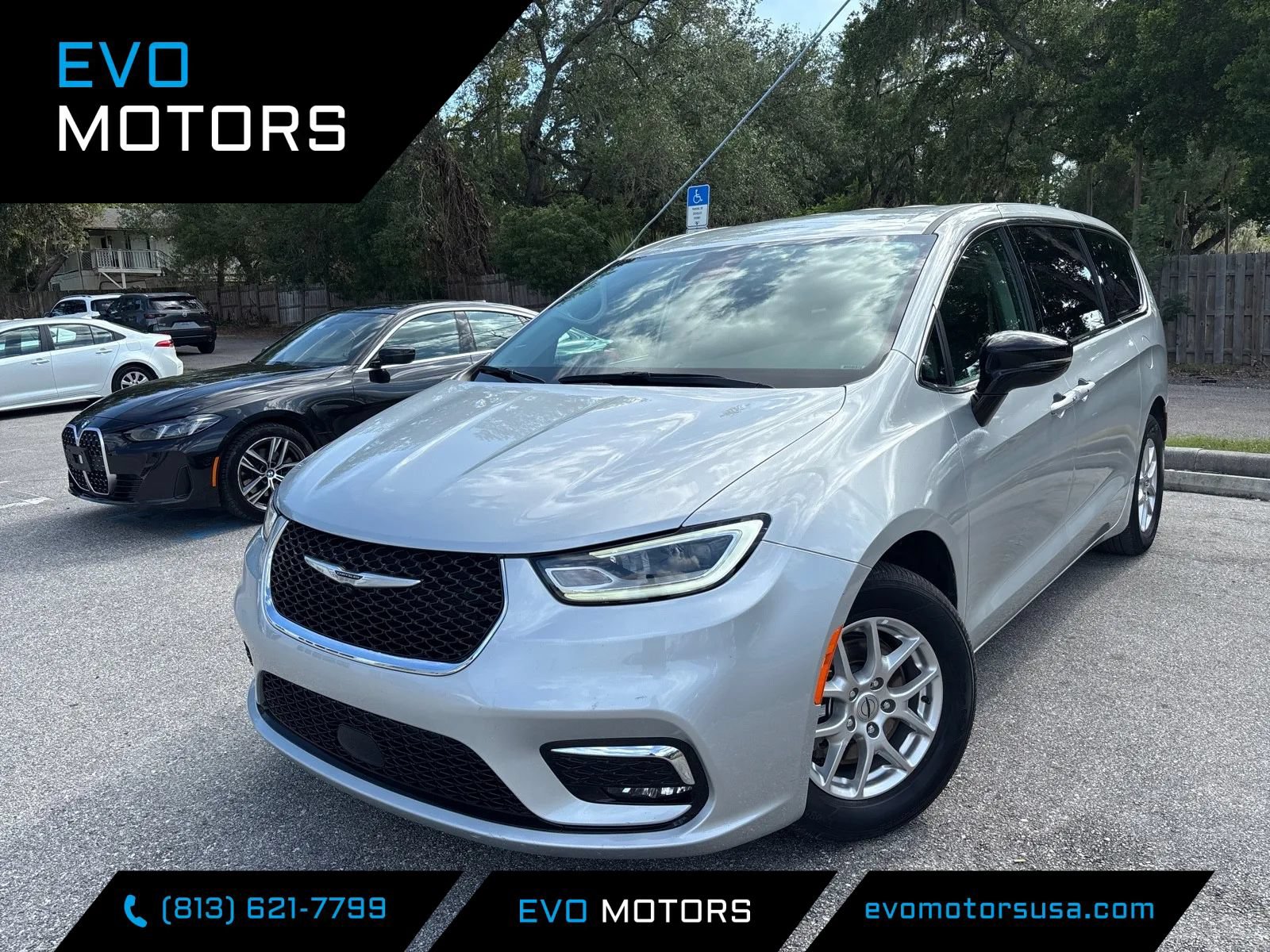 Used 2024 Chrysler Pacifica Touring-L FWD image 1