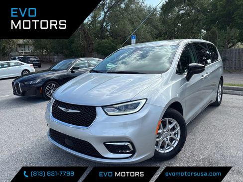 Used 2024 Chrysler Pacifica Touring-L FWD image 1