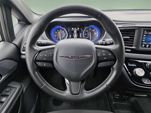 Used 2020 Chrysler Pacifica Touring w/ S Appearance Package image 25