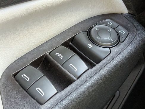 Used 2018 Chevrolet Equinox Premier image 25