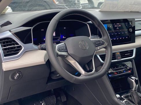 New 2026 Volkswagen Taos SE image 4
