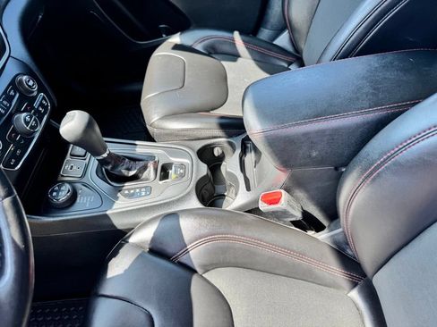 Used 2020 Jeep Cherokee Trailhawk w/ Cold Weather Group AWD/4WD image 16