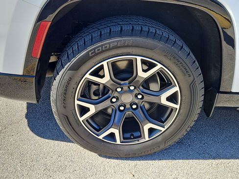 Used 2023 Jeep Wagoneer L Series III image 5