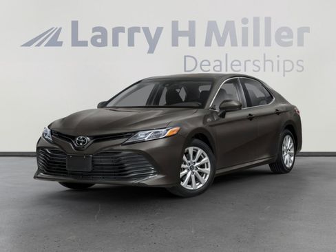 Used 2018 Toyota Camry LE image 1