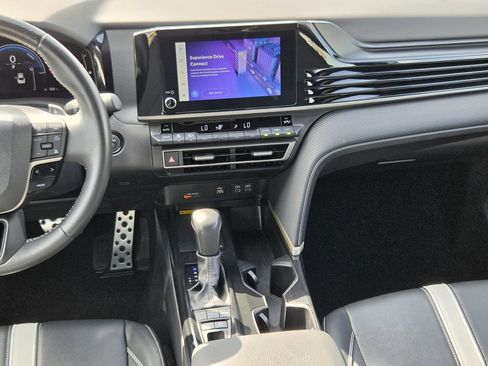 Used 2025 Toyota Camry SE FWD image 17