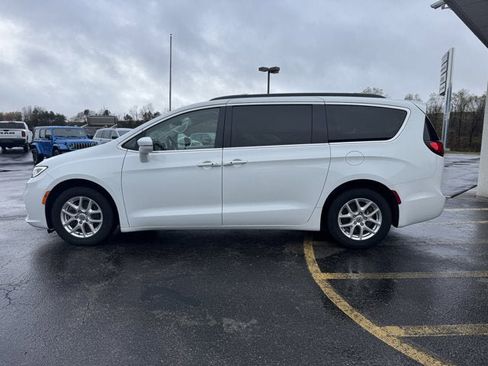 Used 2022 Chrysler Pacifica Touring-L image 2