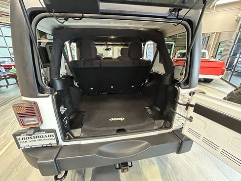Used 2017 Jeep Wrangler Unlimited Rubicon w/ Connectivity Group AWD/4WD image 43