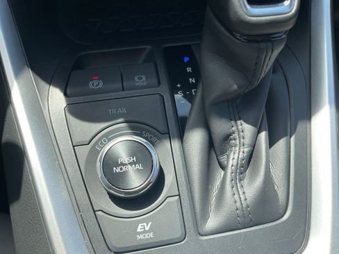 Used 2022 Toyota RAV4 XLE Premium image 14