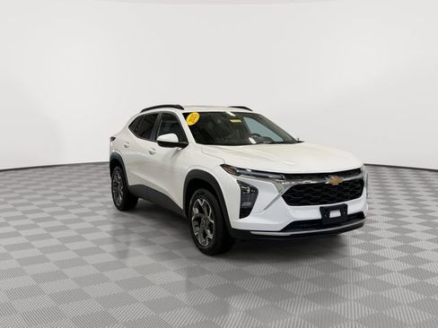 Certified 2025 Chevrolet Trax LT w/ LT Convenience Package FWD image 2