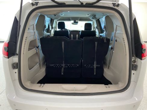 Used 2024 Chrysler Pacifica Touring-L image 7