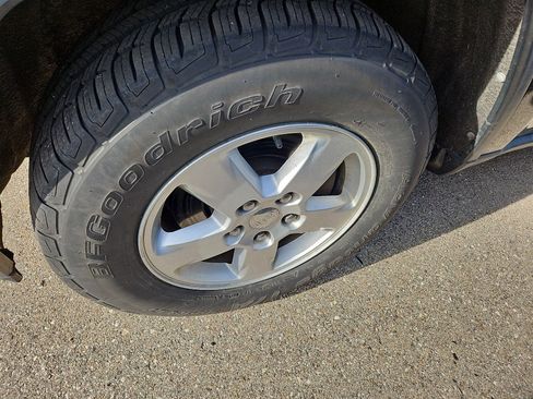 Used 2012 Jeep Grand Cherokee Laredo w/ Laredo E Group image 4