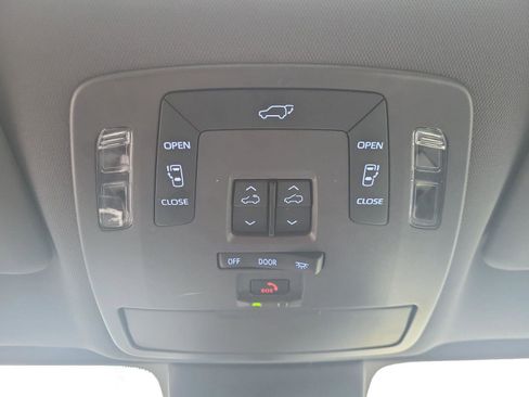 Used 2023 Toyota Sienna XLE image 17