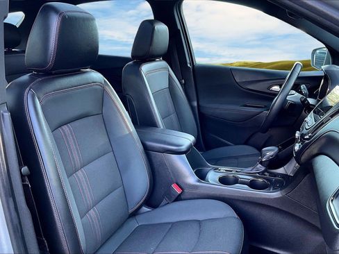 Used 2022 Chevrolet Equinox RS w/ Infotainment Package image 21