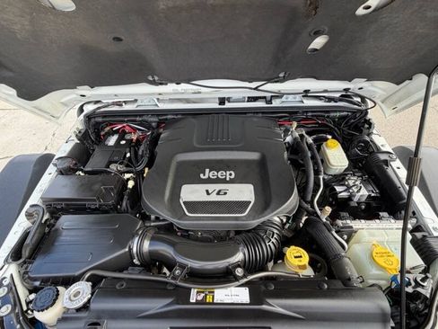 Used 2015 Jeep Wrangler Unlimited Sahara AWD/4WD image 18