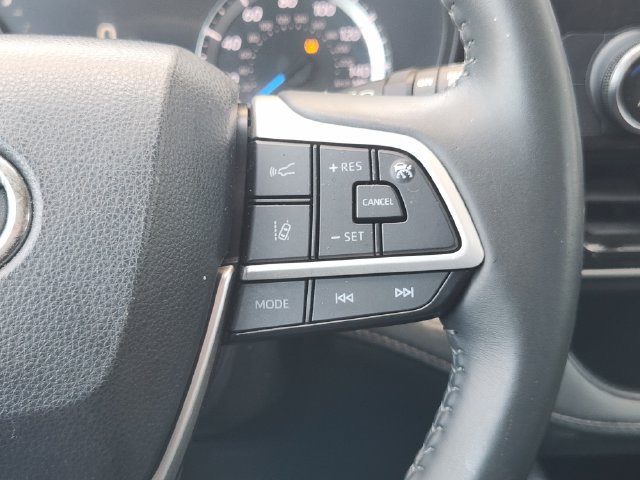 Used 2024 Toyota Highlander LE AWD/4WD image 25