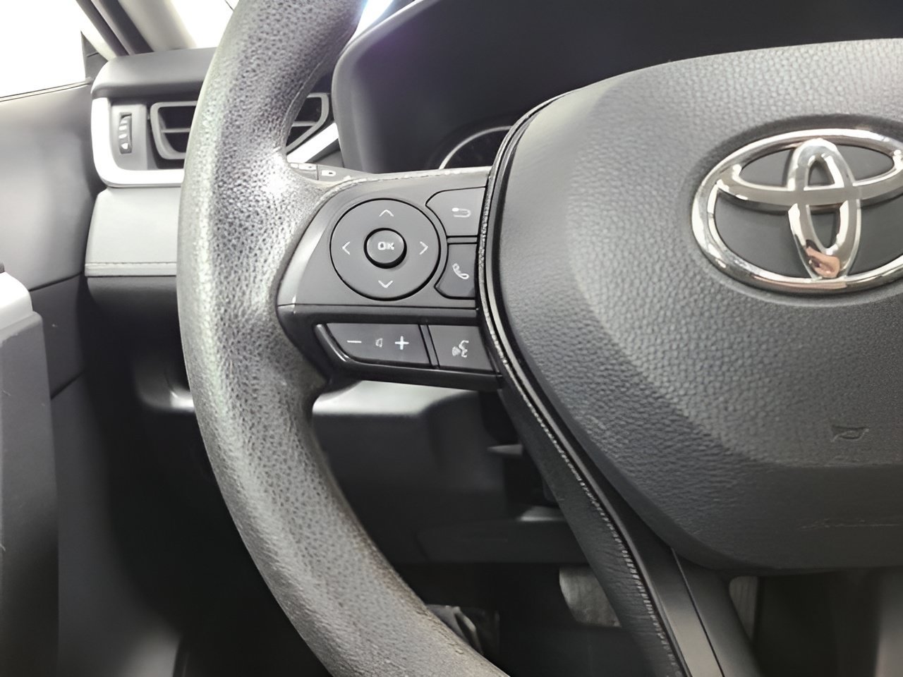 Used 2022 Toyota RAV4 LE w/ Carpet Mat Package (TMS) AWD/4WD image 23