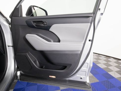 Used 2023 Toyota Highlander LE image 18