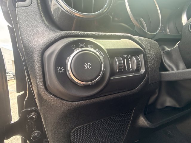 Used 2022 Jeep Wrangler Unlimited Rubicon w/ Dual Top Group AWD/4WD image 19