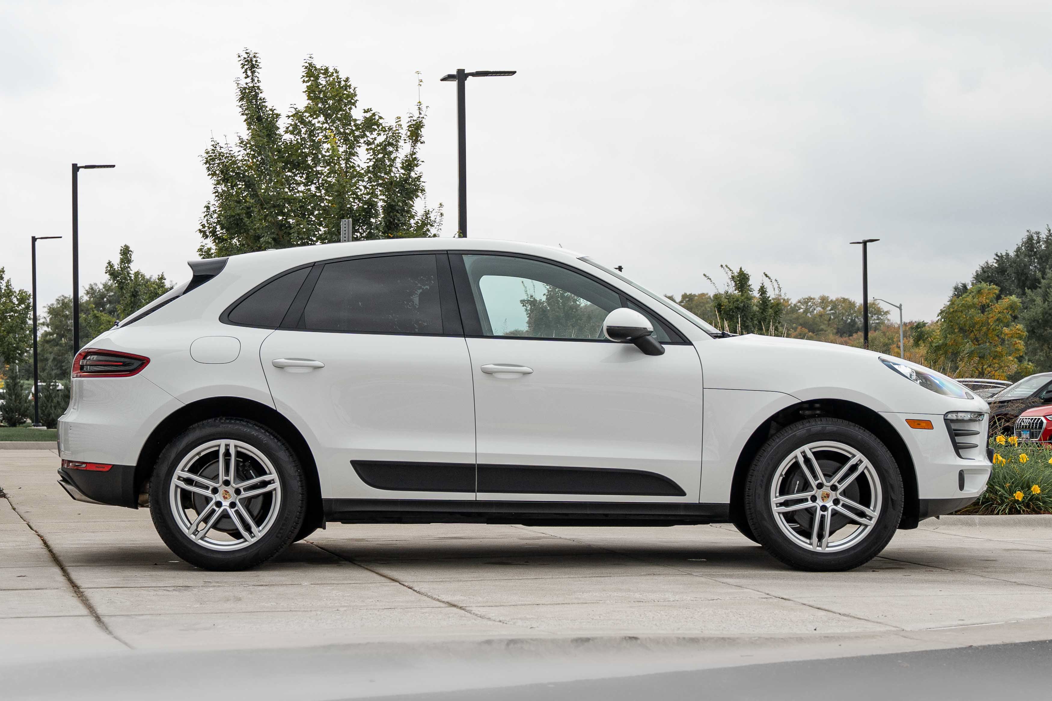 Used 2017 Porsche Macan AWD/4WD image 3