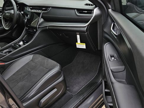 New 2025 Jeep Grand Cherokee Altitude image 8