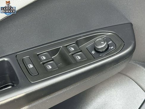 Used 2022 Volkswagen Taos SE w/ Panoramic Sunroof Package AWD/4WD image 16