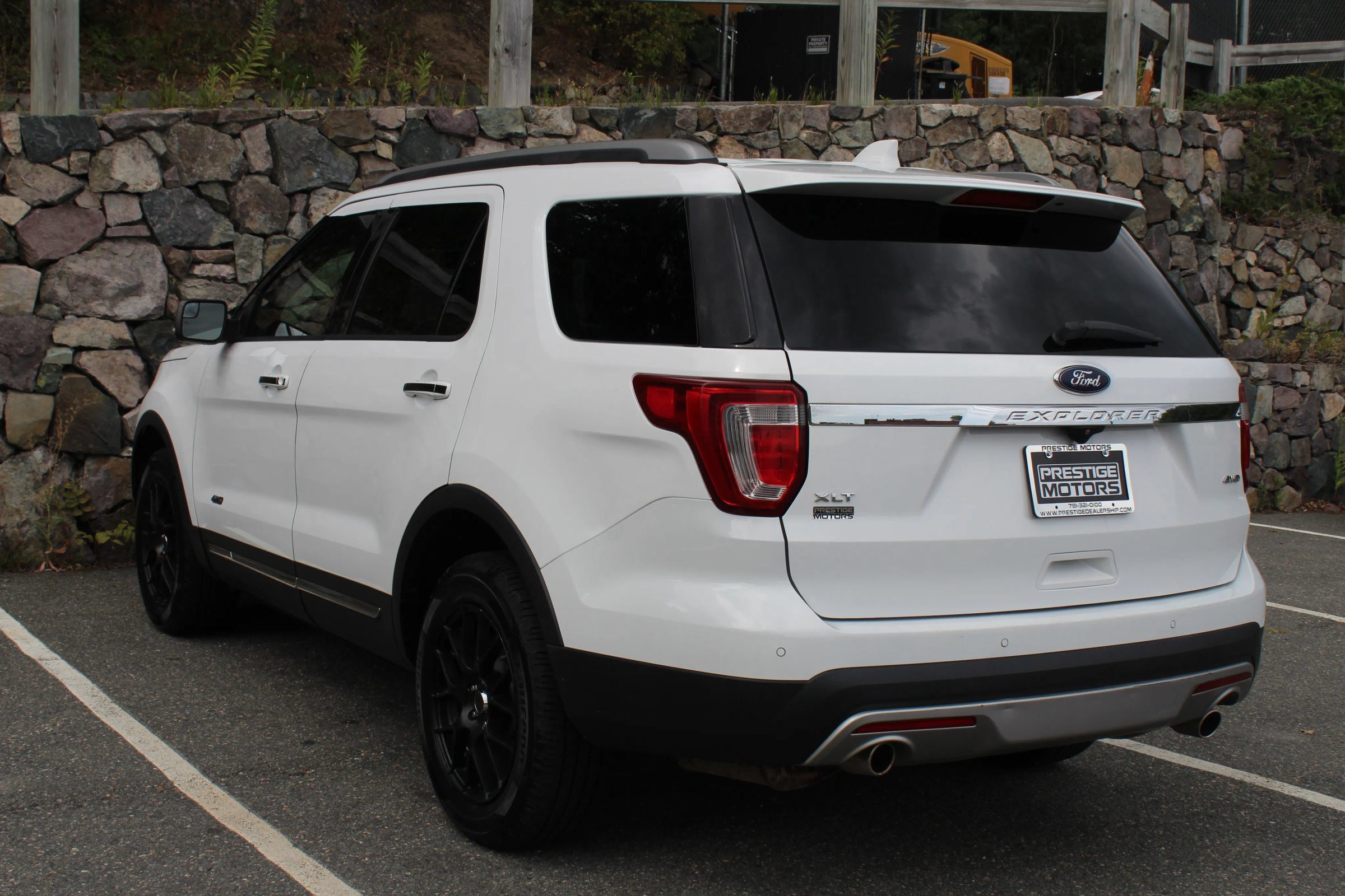 Used 2017 Ford Explorer XLT w/ Equipment Group 202A AWD/4WD image 7