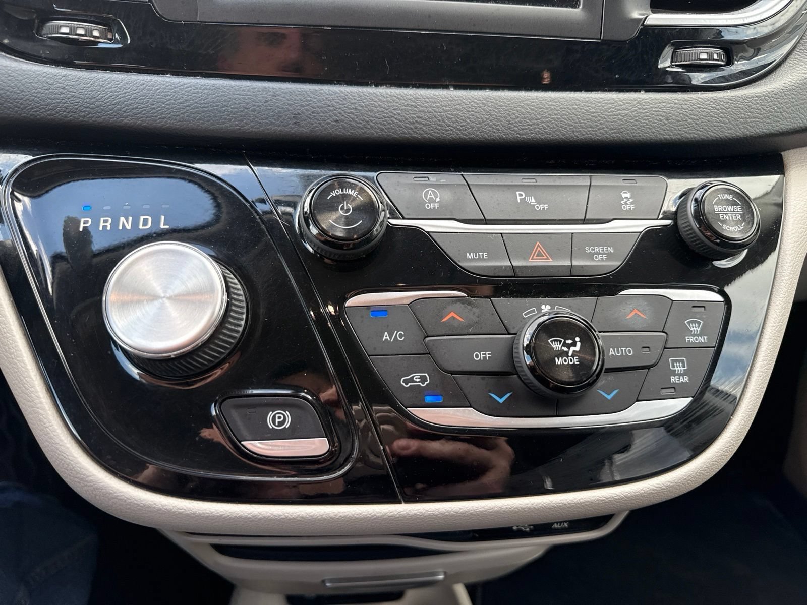 Used 2018 Chrysler Pacifica Touring Plus w/ Tire & Wheel Group FWD image 32