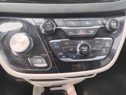 Used 2023 Chrysler Pacifica Touring-L FWD image 21